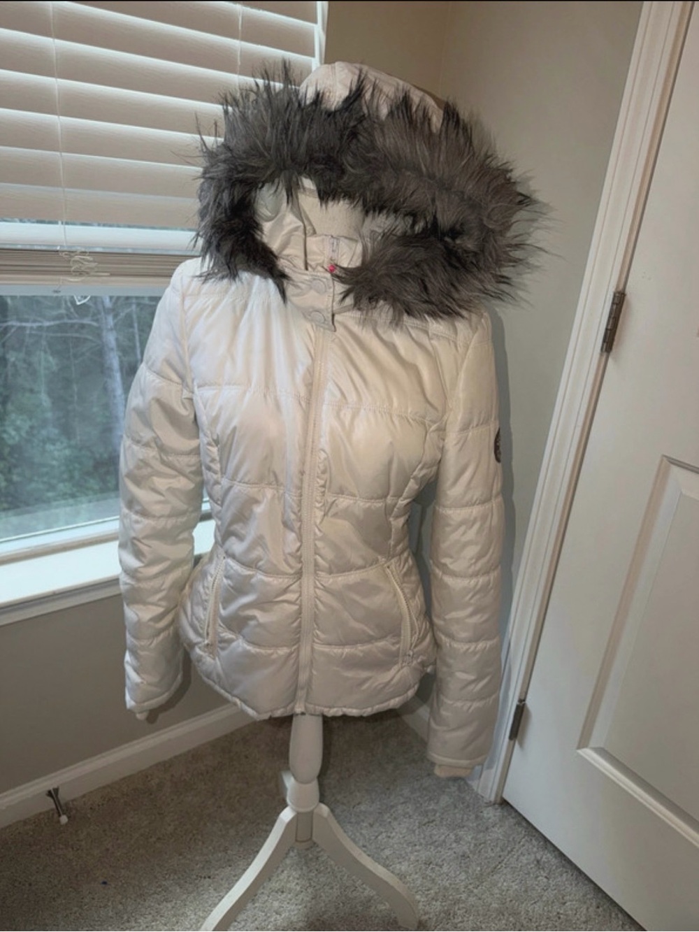 Y2K Aeropostale Women's White Quilted Hooded Puffer Jacket with Faux Fur Trim